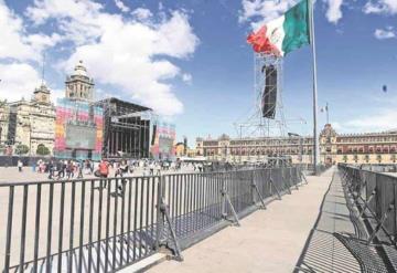 Llegan simpatizantes al Zócalo para informe de AMLO