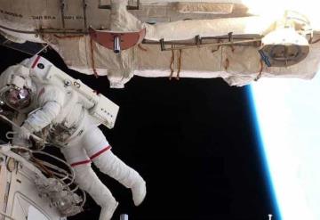 Astronautas inician caminata espacial para reemplazar ante de la EEI