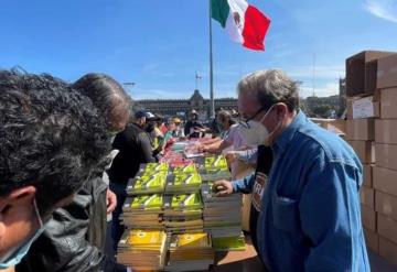 Regalan libros de colección a asistentes en el Zócalo Capitalino