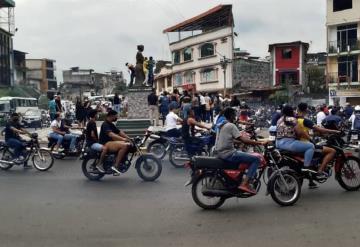 Sacan cuerpo de ataúd para despedirlo con paseo en moto