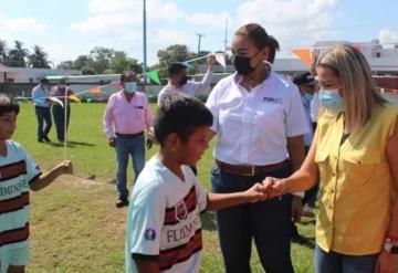 Dos equipos de fútbol de niños, recibieron medallas y balones de fútbol