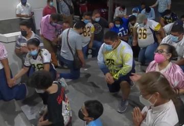 Jugadores de fútbol americano oraron a las afueras de un hospital por la pronta recuperación del head coach de Juchimanes