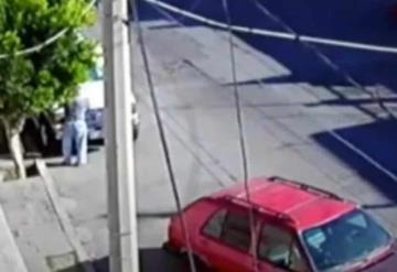 Abuelito queda bajo las llantas de su propia camioneta en Aguascalientes