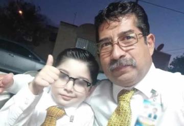 Niño celebra su cumpleaños disfrazado de chofer en honor a su abuelito