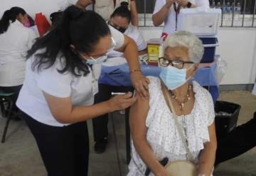 Continúan aplicando vacuna de refuerzo en adultos mayores en Centro