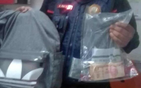 Usuario del Metro encuentra mochila con 10 mil pesos y la entrega a policías