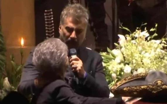 Alejandro Fernández rompe en llanto en homenaje a su padre Vicente Fernández