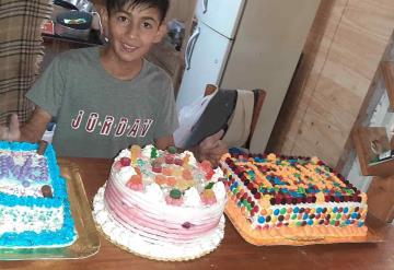 Niño de 10 años se dedica a hacer pasteles para pagar costosa operación