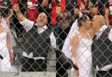 Recién casados celebran el título del Atlas en el Estadio Jalisco