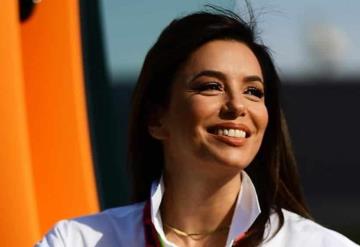 Eva Longoria abraza un ‘total look’ de jeans blancos y tenis