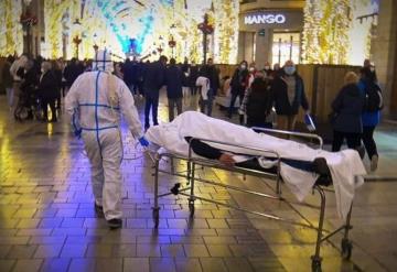 Un enfermero pasea un muerto por el centro de Málaga para concienciar sobre Covid-19