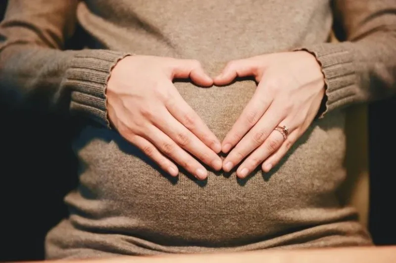 Descubren "bebé" creciendo en el hígado de una mujer