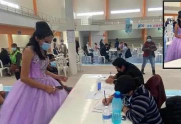 Quinceañera causó revuelo; acude a vacunarse antes de su festejo