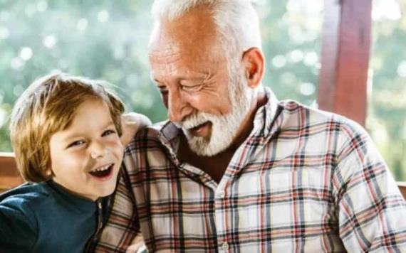 Un abuelo cobra 12 dólares por cuidar a su propio nieto