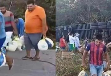 Rapiña navideña; se vuelca tráiler que transportaba pavos congelados en Campeche