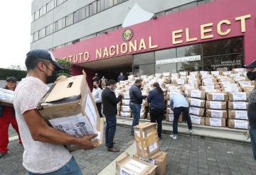 Entregan al INE tres millones de firmas