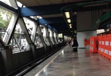 Hombre baja por celular que se le cayó a las vías del Metro y se electrocuta