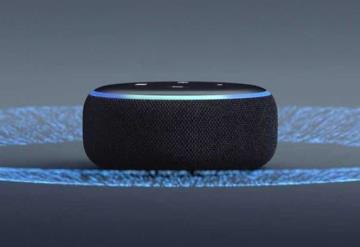 Alexa de Amazon reta a niña a tocar una clavija expuesta con una moneda