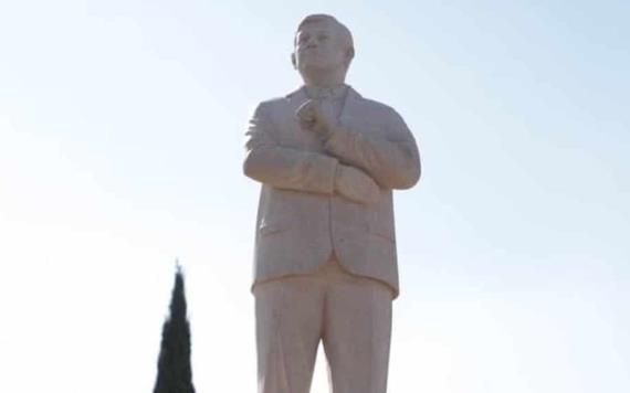 Morenistas exigen reponer estatua vandalizada de AMLO
