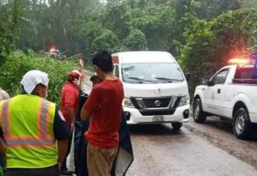 Camioneta se sale de la carretera Tacotalpa-Tapijulapa