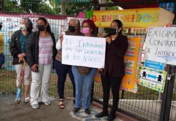 Cierran escuela por falta de conserje