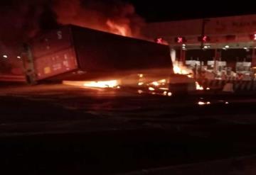 Se incendia tráiler que circulaba sobre la autopista México-Puebla