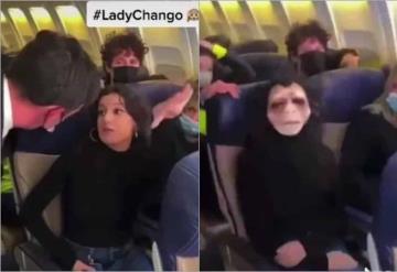 Mujer se niega a usar cubrebocas en avión y se pone máscara de mono