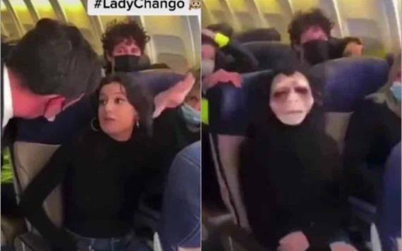 Mujer se niega a usar cubrebocas en avión y se pone máscara de mono
