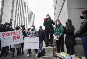 Protestan estudiantes de Chicago exigiendo clases en línea