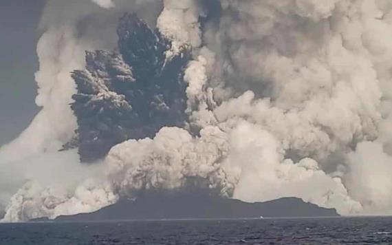 Erupción de volcán submarino provocó un tsunami en costas de Tonga
