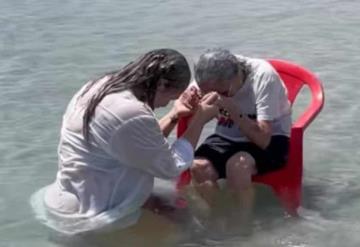 Video: Nieta lleva a su abuela al mar por primera vez y se viraliza