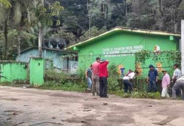 Retiran escombros en caminos y drenes de Tacotalpa