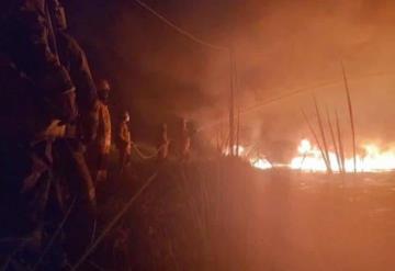 Atienden Protección Civil y Pemex incendio de fuga en un oleoducto en Huimanguillo