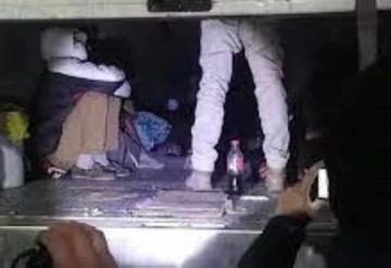 Aseguran a 65 migrantes que viajaban hacinados en un tráiler en Coahuila.