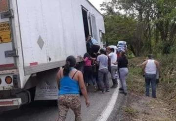 Roban mercancía de un camión al presentar falla mecánica en Huimanguillo.