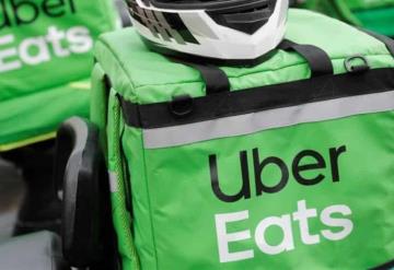 Exhiben a repartidor de Uber Eats que probaba los alimentos antes de su entrega