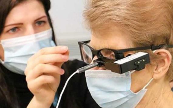 Mujer recibe el primer implante de chip biónico en un ojo en Reino Unido