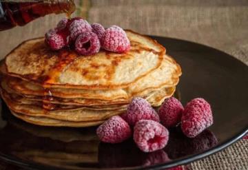 Hot cakes con harina de almendra y frambuesas. Receta fácil