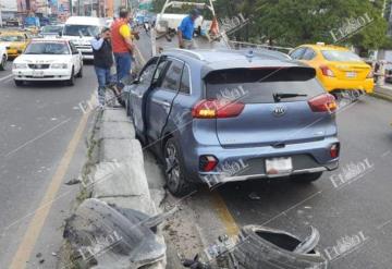 Una camioneta en exceso de velocidad terminó por estrellarse contra el muro de contención en la avenida Adolfo Ruiz Cortines