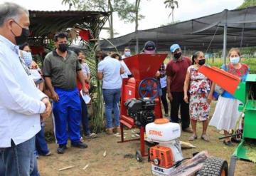 Entrega de herramientas e implementos para la actividad agrícola a productores de Comalcalco