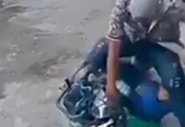 En Michoacán, pareja cae de su moto y lastima a su hijo tras huir de policía