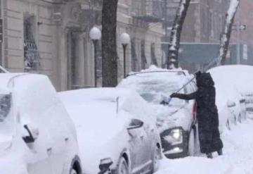 Casi 5 mil vuelos cancelados y apagones masivos provoca tormenta invernal en EU