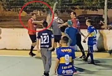 Árbitro saca pistola en pleno partido y da cachazos a jugadores en Brasil