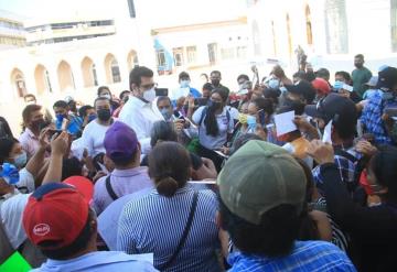 El delegado de programas federales acudió a Plaza de Armas para conversar con los manifestantes que no recibieron los 10 mil pesos