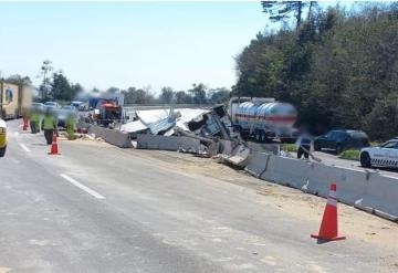 Muere chófer de tráiler tras volcadura