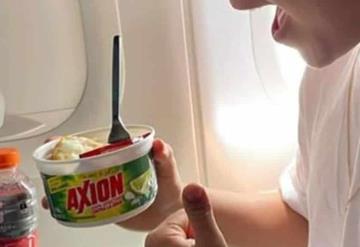 Joven saca ´tupper´ con comida que le preparó su mamá para su viaje en avión