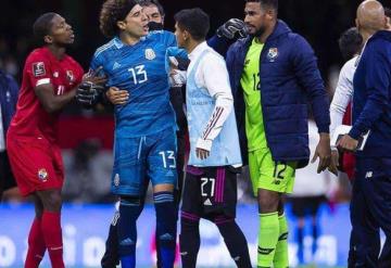 Amor americanista: Guillermo Ochoa defendió a Diego Lainez del ataque de los jugadores de Panamá.