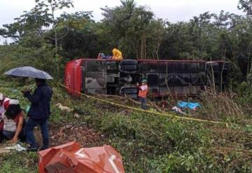 Volcadura de autobús deja ocho personas muertas