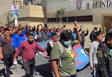 Normalistas de Ayotzinapa continuaron con marcha en Chilpancingo