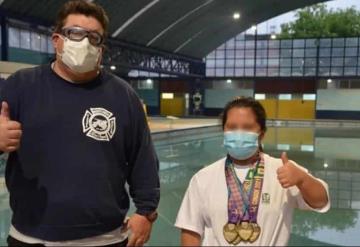 Niña nadadora logra ser multimedallista paranacional; es formada en el IMSS